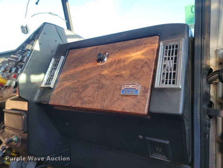 image for item KT9953 1996 Peterbilt 385  semi truck