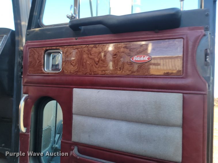 image for item KT9953 1996 Peterbilt 385  semi truck
