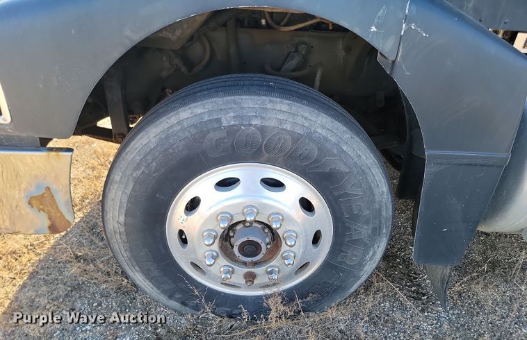 image for item KT9953 1996 Peterbilt 385  semi truck