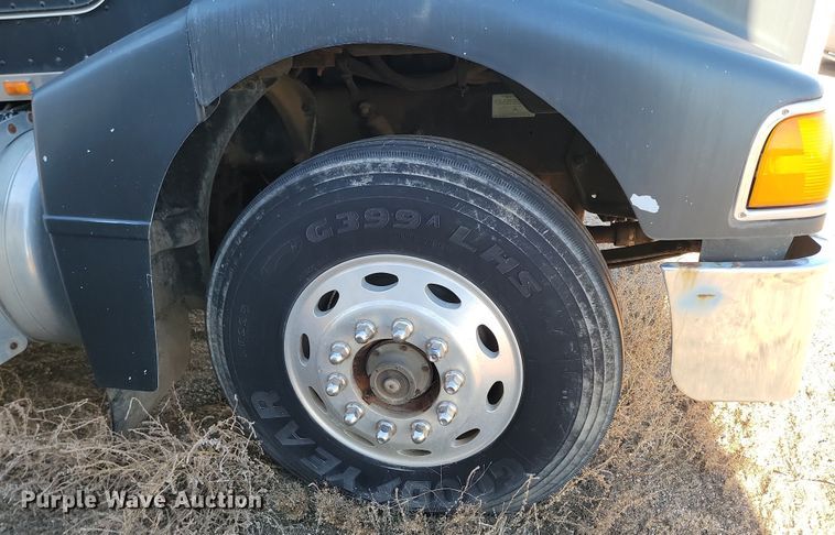 image for item KT9953 1996 Peterbilt 385  semi truck