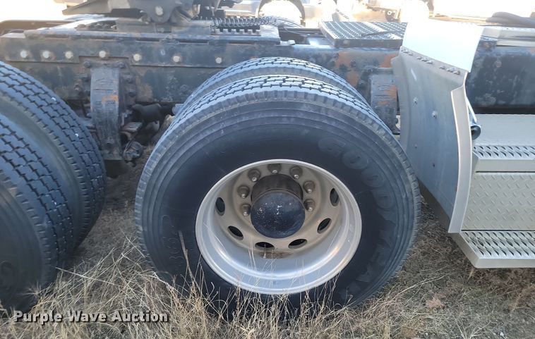 image for item KT9953 1996 Peterbilt 385  semi truck