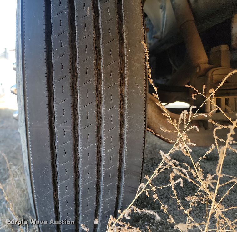 image for item KT9953 1996 Peterbilt 385  semi truck