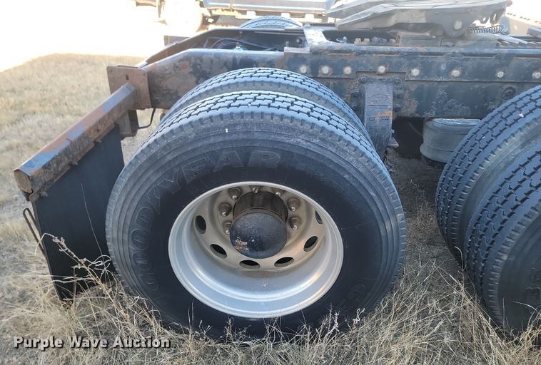 image for item KT9953 1996 Peterbilt 385  semi truck