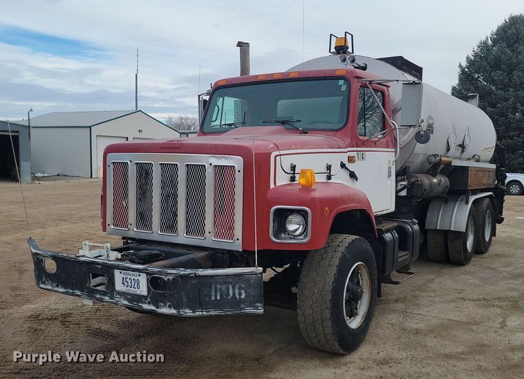 image for item KT9995 2001 International 2674  oil distributor truck