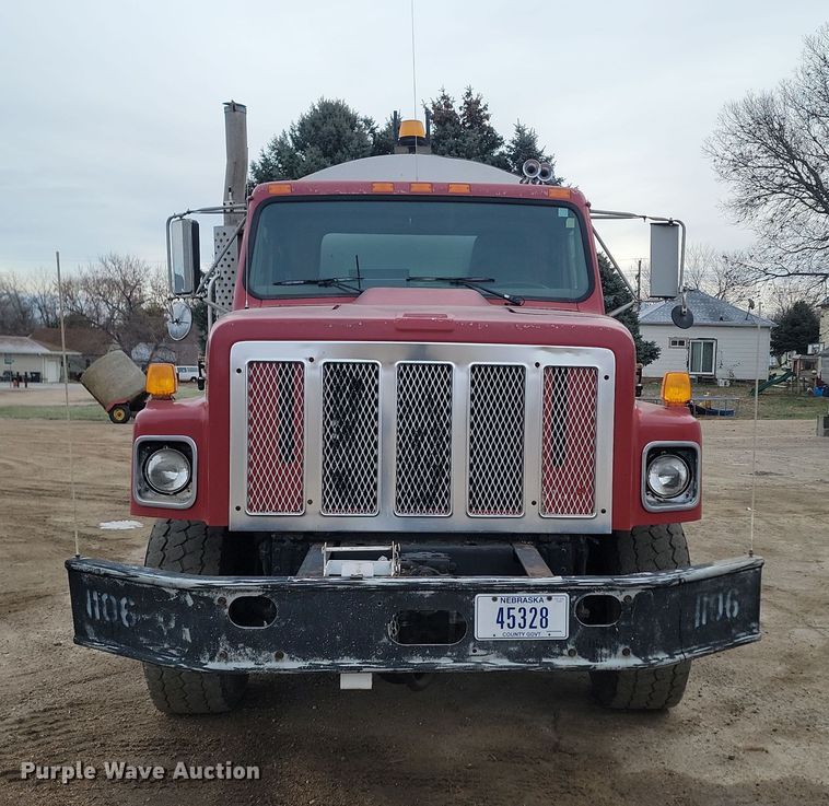 image for item KT9995 2001 International 2674  oil distributor truck