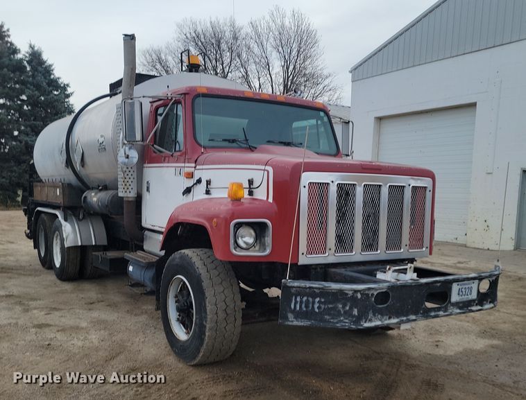 image for item KT9995 2001 International 2674  oil distributor truck