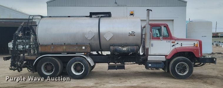 image for item KT9995 2001 International 2674  oil distributor truck