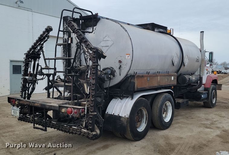 image for item KT9995 2001 International 2674  oil distributor truck