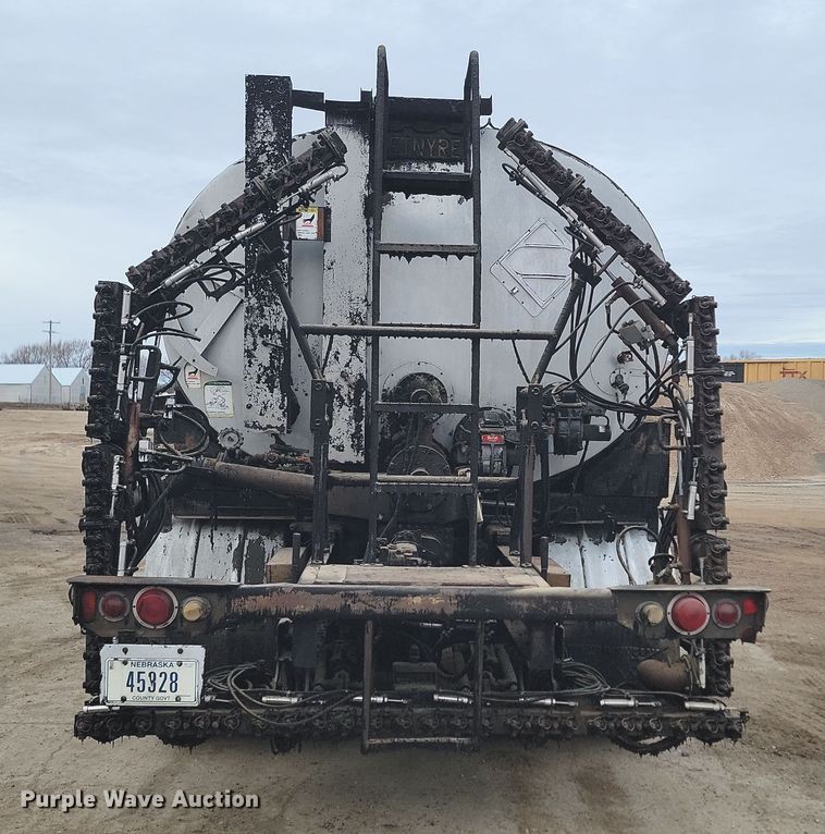 image for item KT9995 2001 International 2674  oil distributor truck