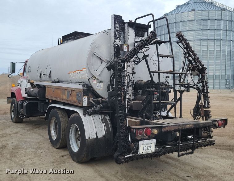 image for item KT9995 2001 International 2674  oil distributor truck