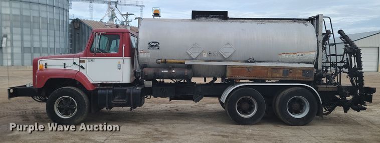 image for item KT9995 2001 International 2674  oil distributor truck