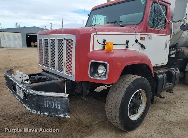 image for item KT9995 2001 International 2674  oil distributor truck