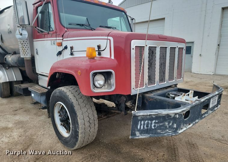 image for item KT9995 2001 International 2674  oil distributor truck