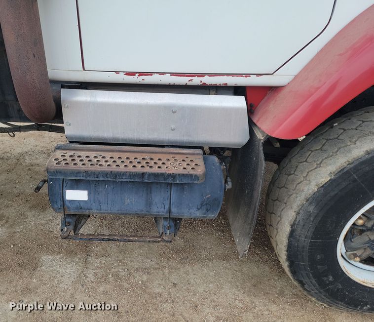 image for item KT9995 2001 International 2674  oil distributor truck