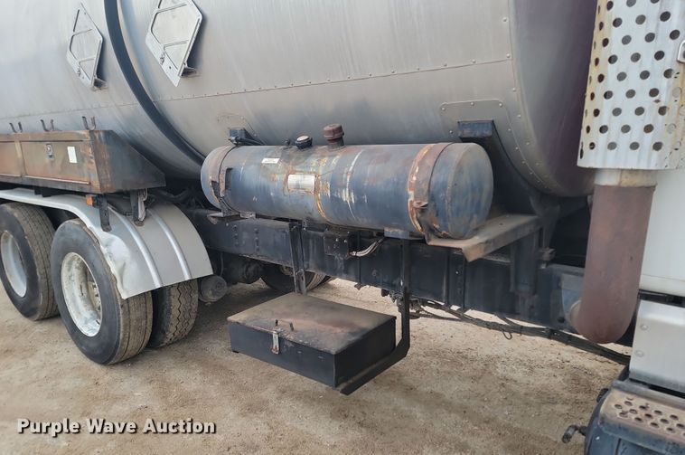 image for item KT9995 2001 International 2674  oil distributor truck