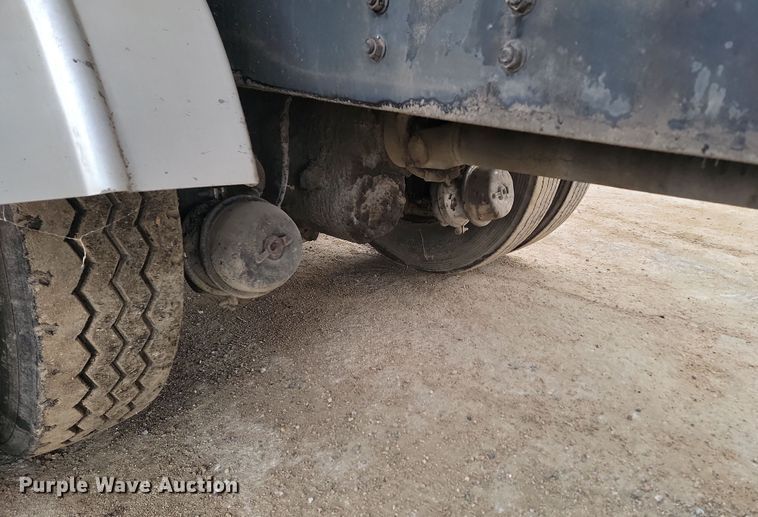 image for item KT9995 2001 International 2674  oil distributor truck