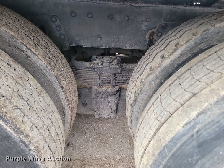 image for item KT9995 2001 International 2674  oil distributor truck