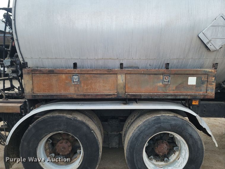 image for item KT9995 2001 International 2674  oil distributor truck