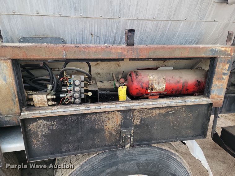 image for item KT9995 2001 International 2674  oil distributor truck