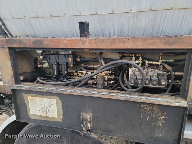 image for item KT9995 2001 International 2674  oil distributor truck