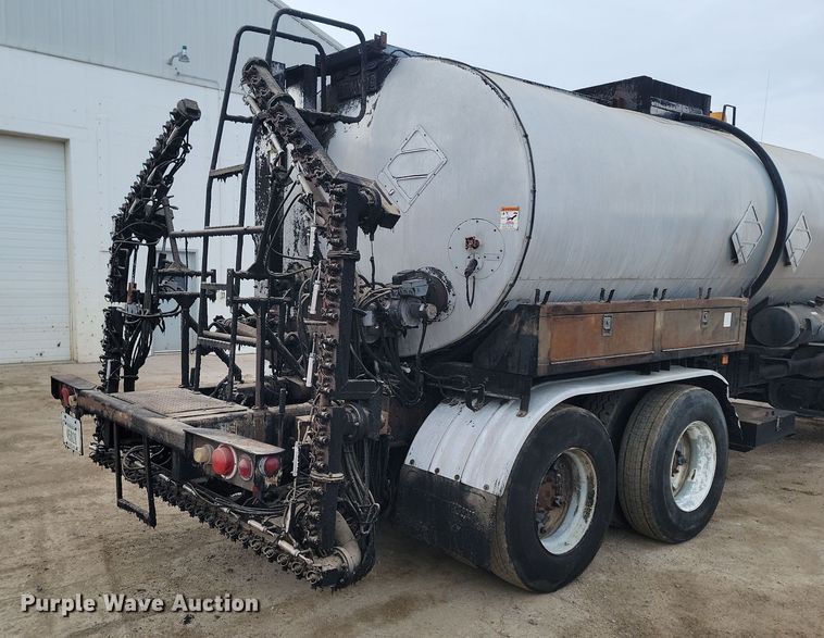 image for item KT9995 2001 International 2674  oil distributor truck