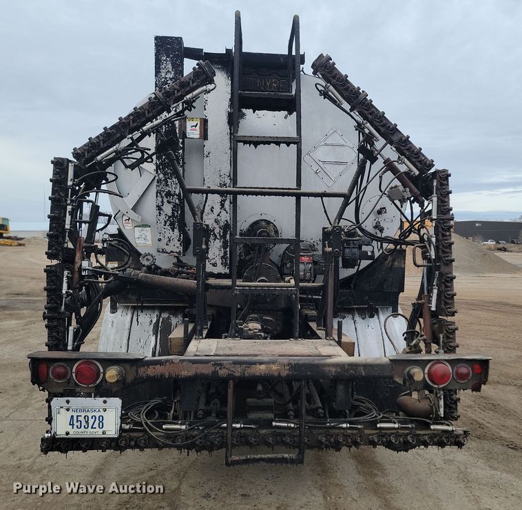 image for item KT9995 2001 International 2674  oil distributor truck