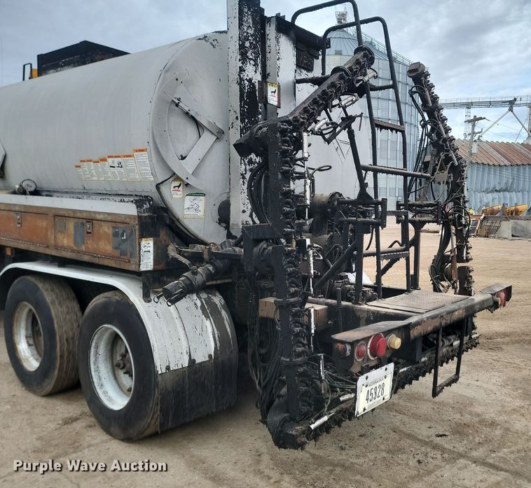 image for item KT9995 2001 International 2674  oil distributor truck