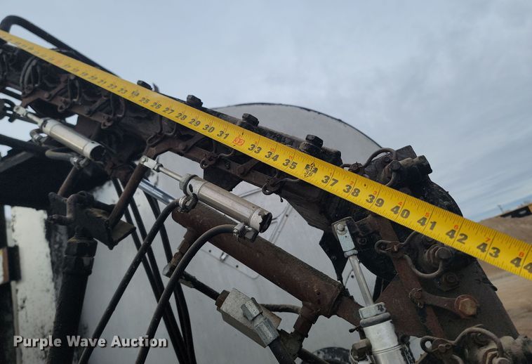 image for item KT9995 2001 International 2674  oil distributor truck