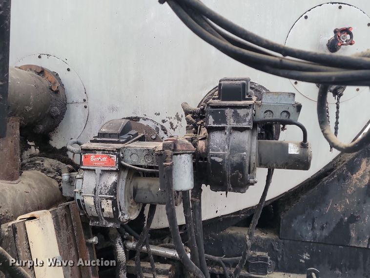 image for item KT9995 2001 International 2674  oil distributor truck