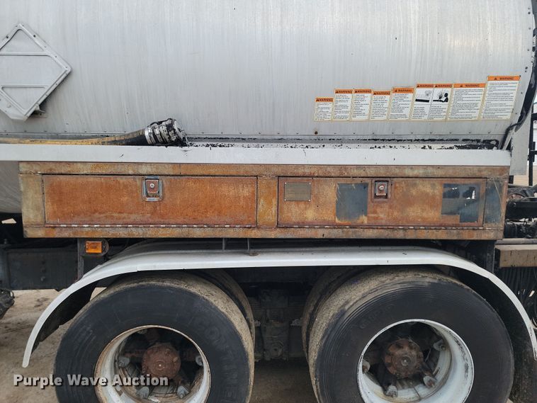 image for item KT9995 2001 International 2674  oil distributor truck