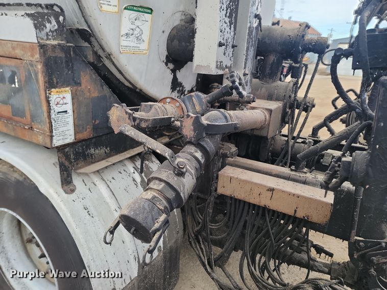 image for item KT9995 2001 International 2674  oil distributor truck