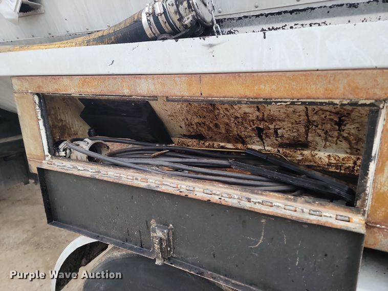 image for item KT9995 2001 International 2674  oil distributor truck