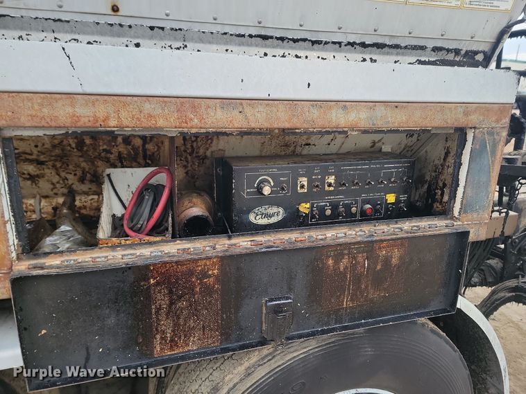 image for item KT9995 2001 International 2674  oil distributor truck