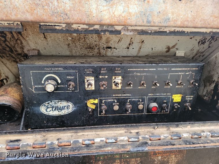 image for item KT9995 2001 International 2674  oil distributor truck