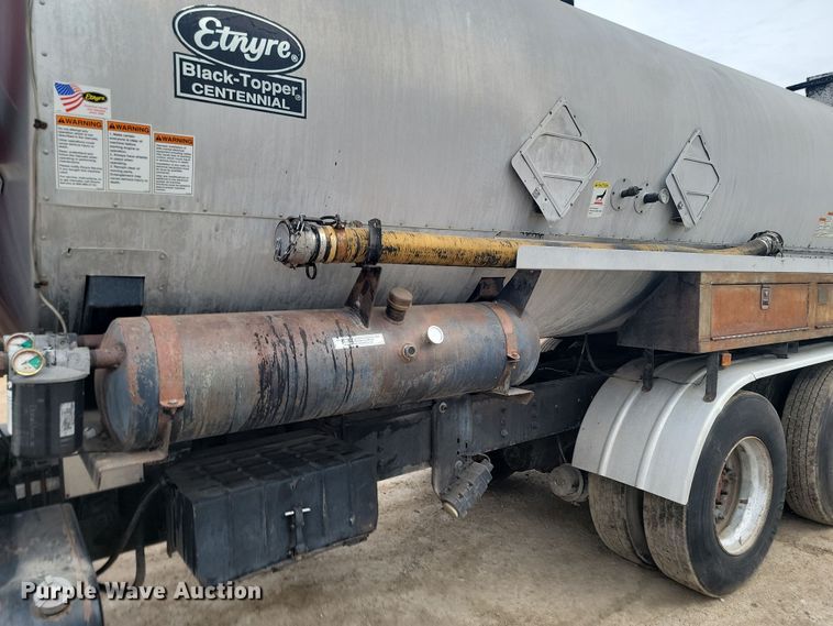 image for item KT9995 2001 International 2674  oil distributor truck