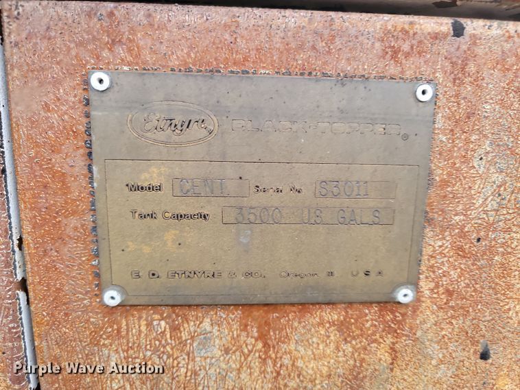 image for item KT9995 2001 International 2674  oil distributor truck