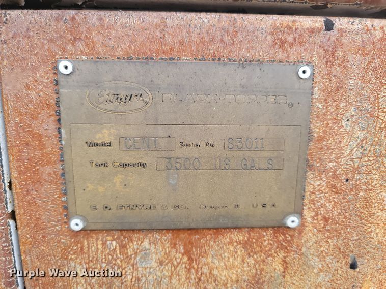 image for item KT9995 2001 International 2674  oil distributor truck