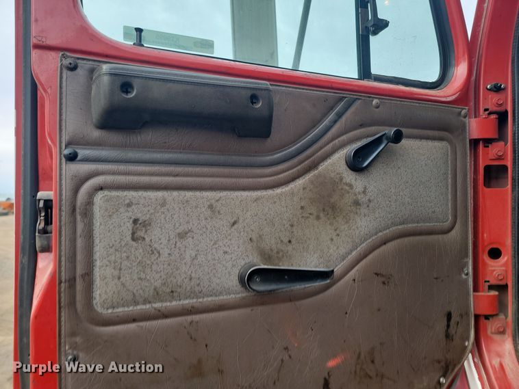 image for item KT9995 2001 International 2674  oil distributor truck