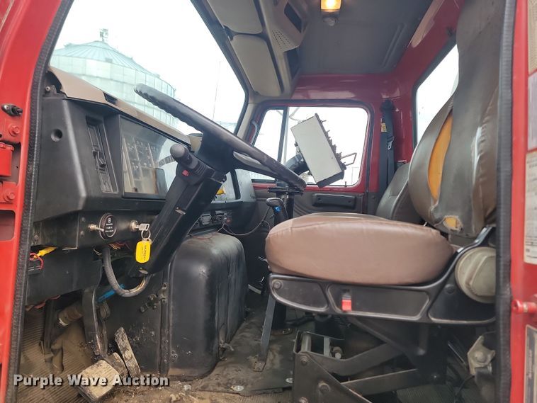 image for item KT9995 2001 International 2674  oil distributor truck