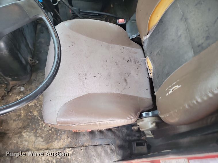 image for item KT9995 2001 International 2674  oil distributor truck