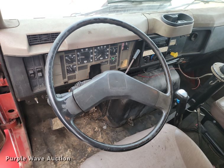 image for item KT9995 2001 International 2674  oil distributor truck