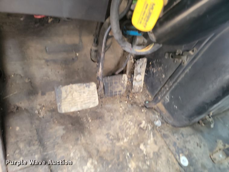 image for item KT9995 2001 International 2674  oil distributor truck