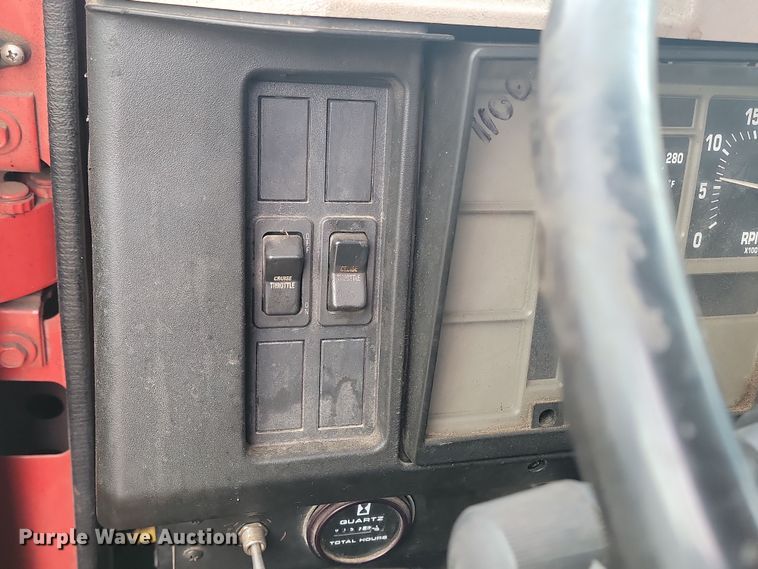 image for item KT9995 2001 International 2674  oil distributor truck