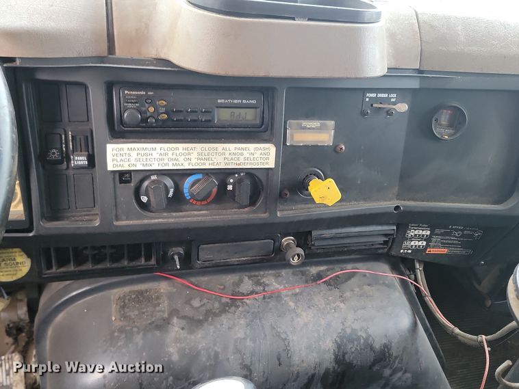 image for item KT9995 2001 International 2674  oil distributor truck