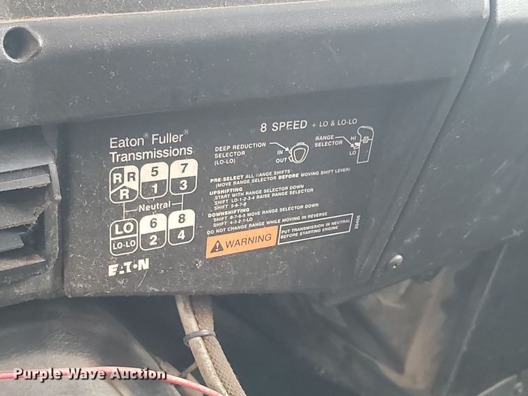 image for item KT9995 2001 International 2674  oil distributor truck