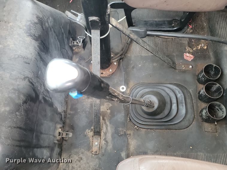 image for item KT9995 2001 International 2674  oil distributor truck