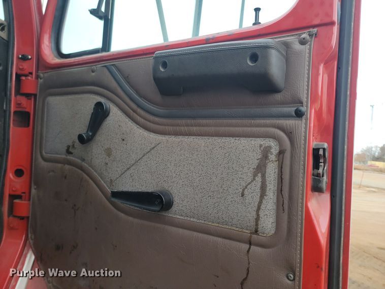 image for item KT9995 2001 International 2674  oil distributor truck