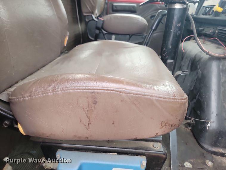 image for item KT9995 2001 International 2674  oil distributor truck