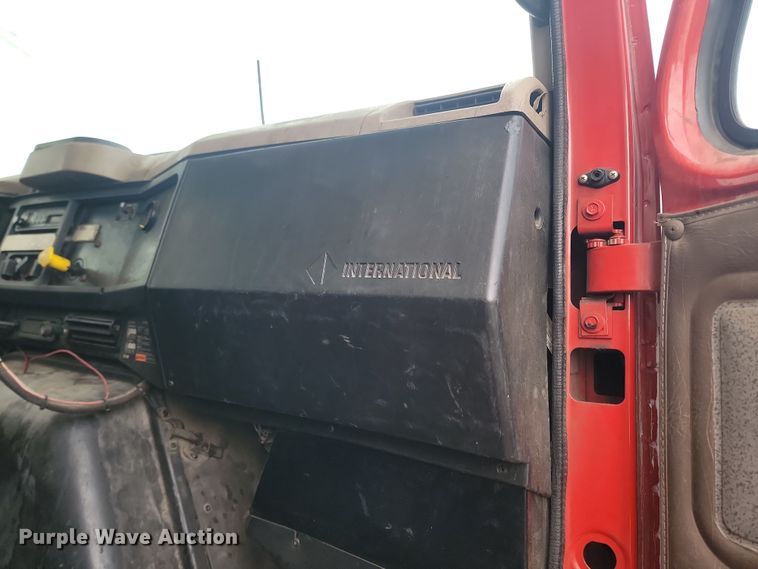 image for item KT9995 2001 International 2674  oil distributor truck