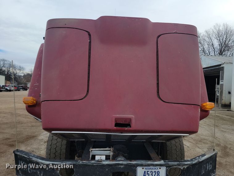 image for item KT9995 2001 International 2674  oil distributor truck